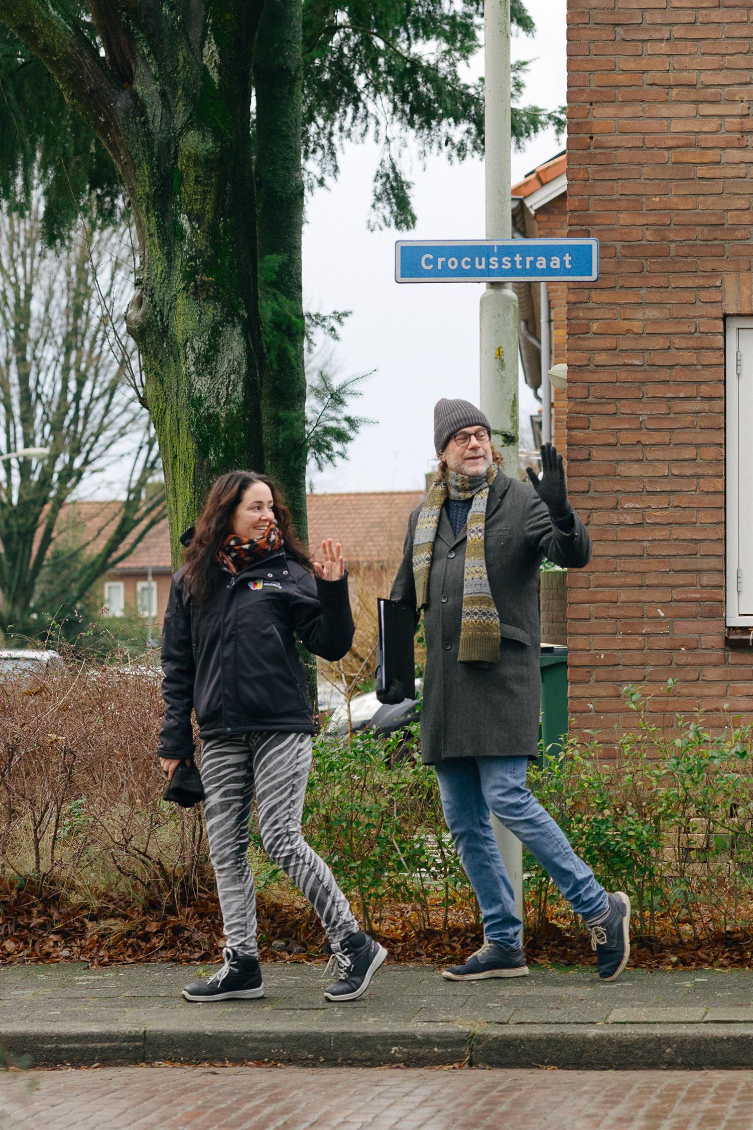 Tochtbusters helpen besparen in de Bloemenbuurt